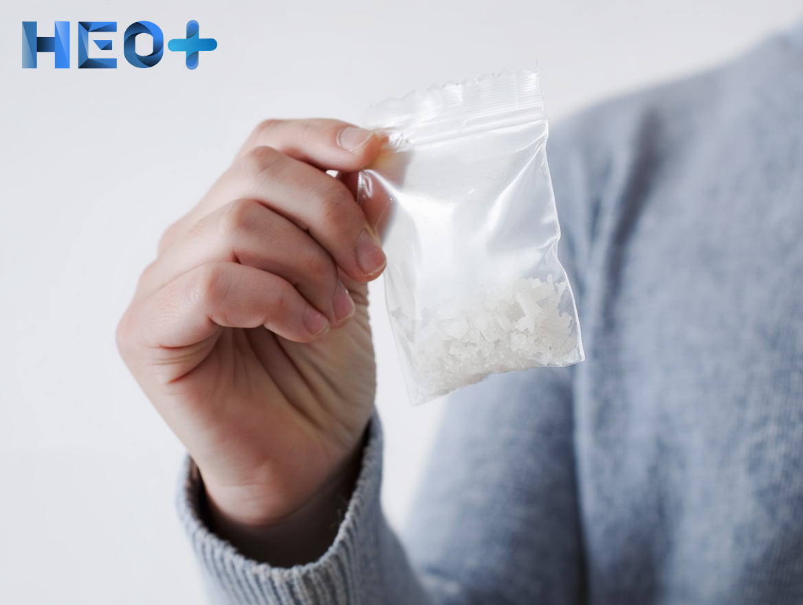 Человек держит в руках пакетик с солями